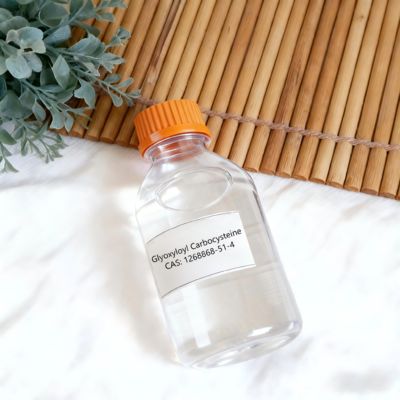 Trattamento alla cheratina liquida con glicossilil carbocisteina per migliorare la texture e la gestibilità dei capelli